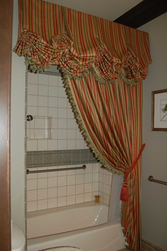 bathtub with partially covering curtain