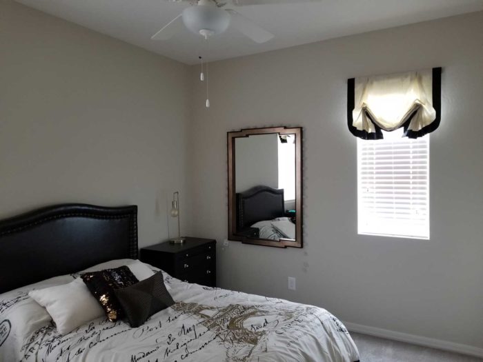 bedroom with furnishings